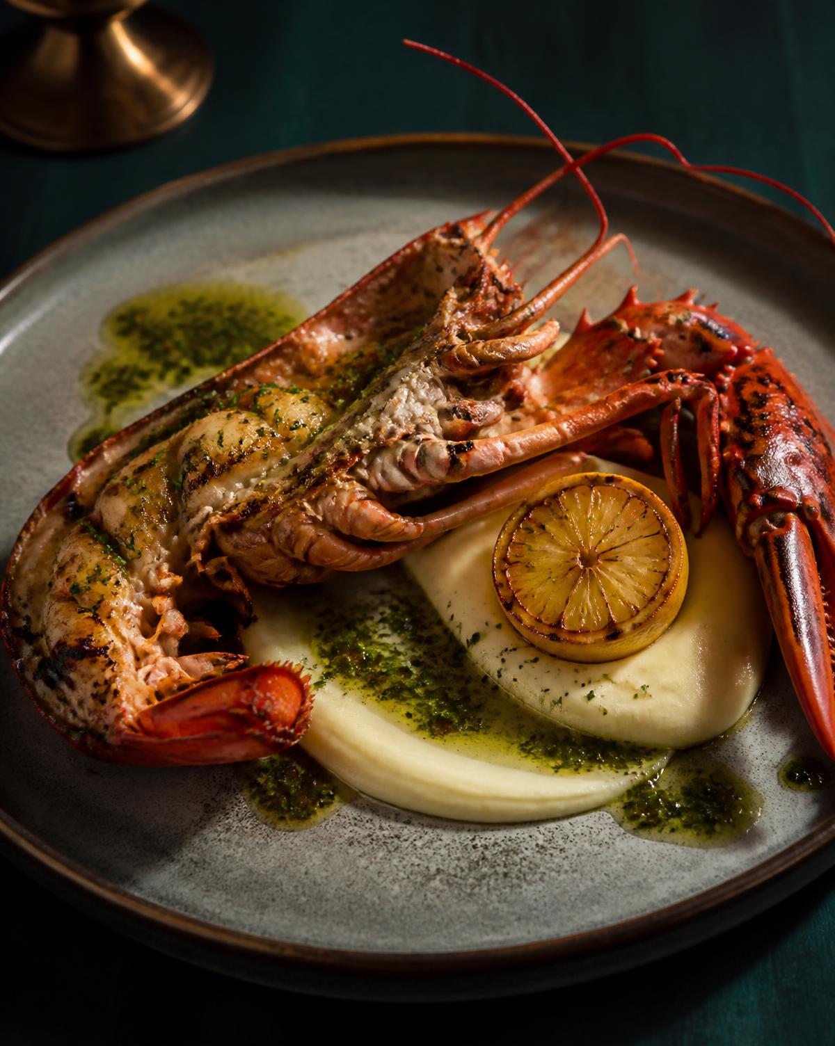 Homard grillé au beurre citronné, purée de pommes de terre et sauce aux herbes