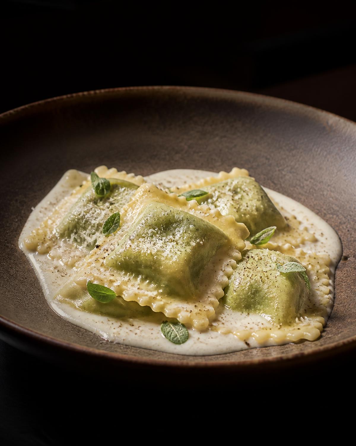 Ravioli frais maison à la ricotta et aux épinards, crème de parmesan